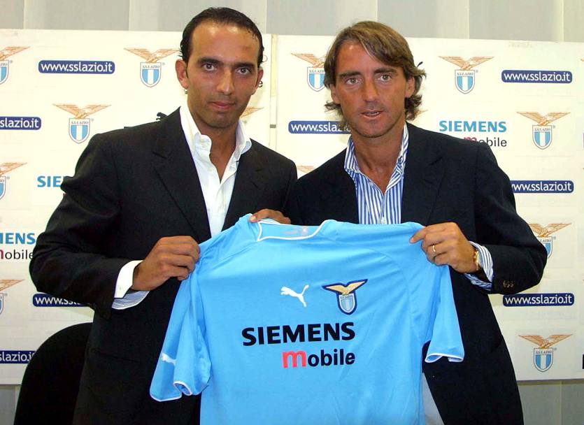 Stagione 2002 2003: presentazione nuova maglia biancoceleste. Con Mancini il direttore generale della Lazio Massimo Cragnotti (Ansa)